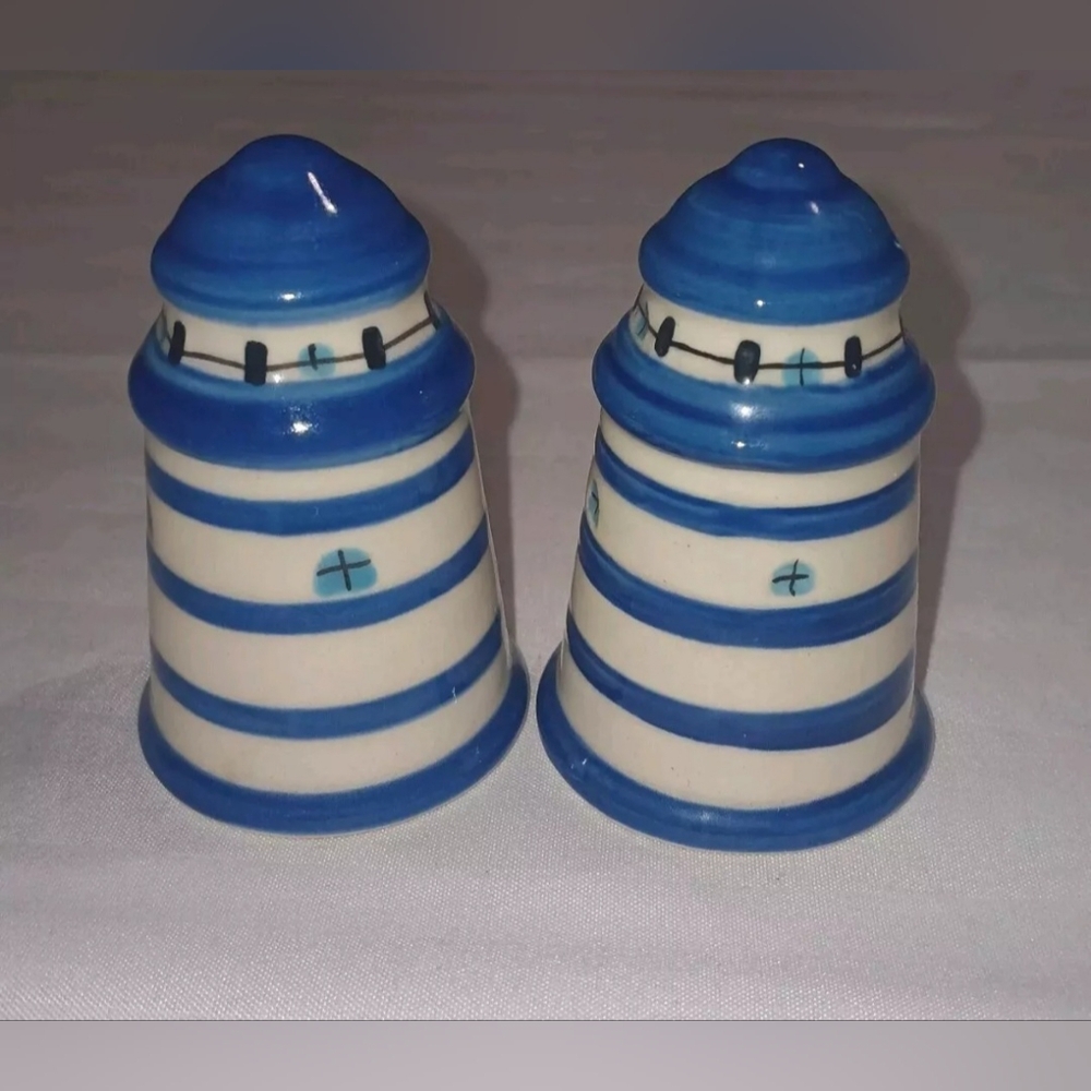 *2* SETS RED AND BLUE LITTLE LIGHT HOUSES SALT AND PEPPER SEE PICTURES